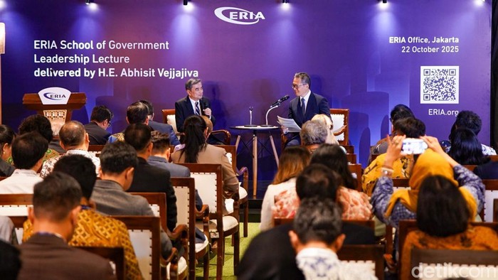 Ke RI, Eks PM Thailand Bicara Stabilitas Kawasan di ASEAN PM ke-27 Thailand Abhisit Vejjajiva mengisi leadership lecture di ERIA School of Government, Jakarta, Rabu (22/10/2025). Abhisit berbicara soal kepemimpinan di tengah dinamika politik dan ekonomi kawasan, termasuk relevansinya pada demokrasi tata kelola pemerintahan di negara ASEAN, termasuk Indonesia