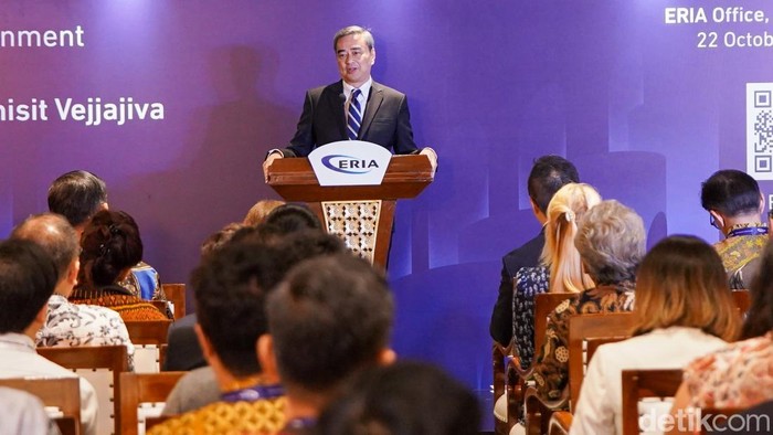 Ke RI, Eks PM Thailand Bicara Stabilitas Kawasan di ASEAN PM ke-27 Thailand Abhisit Vejjajiva mengisi leadership lecture di ERIA School of Government, Jakarta, Rabu (22/10/2025). Abhisit berbicara soal kepemimpinan di tengah dinamika politik dan ekonomi kawasan, termasuk relevansinya pada demokrasi tata kelola pemerintahan di negara ASEAN, termasuk Indonesia