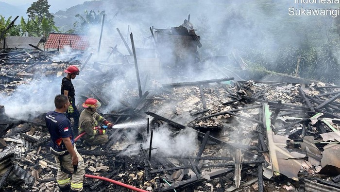 Kebakaran melanda dua rumah di Desa Sukawangi, Bogor, akibat korsleting listrik. (dok.istimewa)