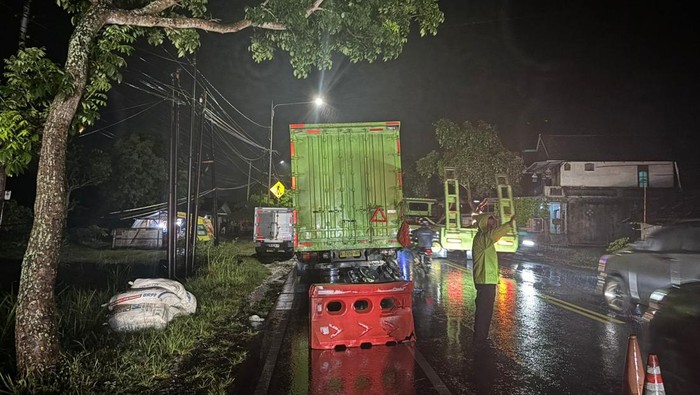 Kondisi TKP kecelakaan maut yang menewaskan pemotor di Sentolo, Kulon Progo, Selasa (21/10/2025) malam.