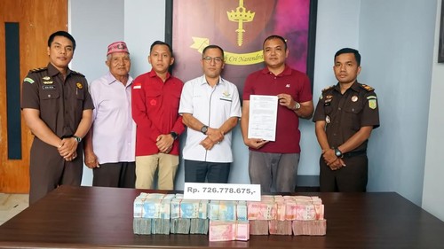 Kejari Manggarai menerima uang pengganti kerugian negara Rp 726,7 juta dari Yustinus Mahu, koruptor pengadaan instalasi sampah nonorganik pada PT MMI Pemkab Manggarai, Rabu (22/10/2025). (Dok. Kejari Manggarai)