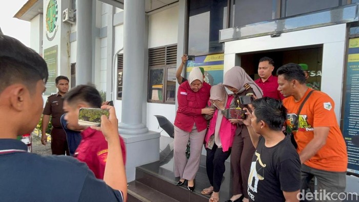 Kejari Pinrang menetapkan oknum karyawati bank BUMN (rompi pink) sebagai tersangka korupsi kredit.