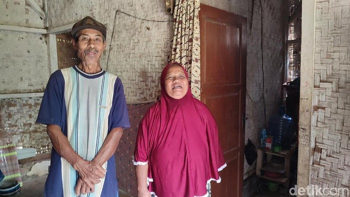 Keluarga Karan di Banjar sebanyak 11 jiwa menghuni rumah tidak layak huni mendapat bantuan untuk bangun rumah.