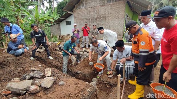 Keluarga Kar'an di Banjar sebanyak 11 jiwa menghuni rumah tidak layak huni mendapat bantuan untuk bangun rumah.