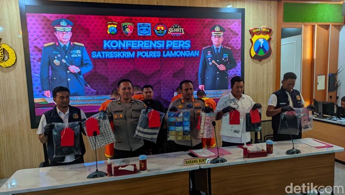 Konferensi pers di Polres Lamongan