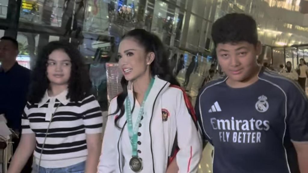 Kris Dayanti Semringah Disambut Anak Pulang ke Indonesia, Unjuk Medali Wushu