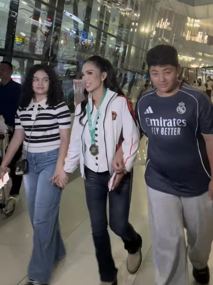 Kris Dayanti pulang ke Indonesia.