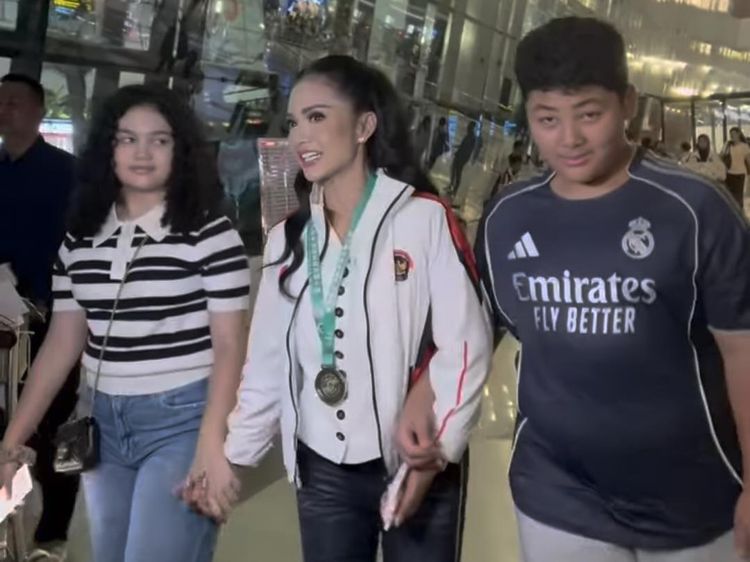 Kris Dayanti Semringah Disambut Anak Pulang ke Indonesia, Unjuk Medali Wushu