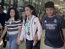 Kris Dayanti Semringah Disambut Anak Pulang ke Indonesia, Unjuk Medali Wushu