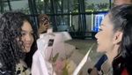 Kris Dayanti Semringah Disambut Anak Pulang ke Indonesia, Unjuk Medali Wushu