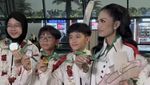Kris Dayanti Semringah Disambut Anak Pulang ke Indonesia, Unjuk Medali Wushu