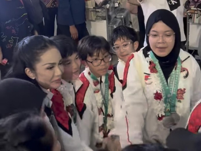 Kris Dayanti pulang ke Indonesia.