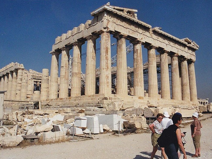 Pertama kalinya Kuil Parthenon di Athena, Yunani terlihat tanpa perancah setelah 2 abad. Dibuka sementara sejak Sabtu (11/11) dan akan pasang perancah kembali di kemudian hari.