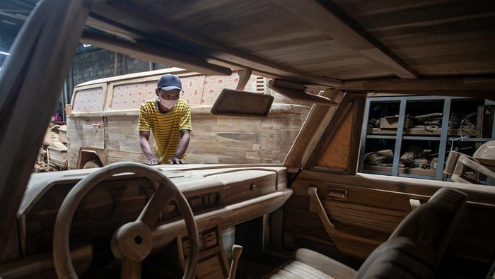 KUR 2026 Fokus ke Sektor Produksi, Target Naik Jadi 62 Persen Perajin menyelesaikan proses akhir pembuatan kerajinan replika mobil dan motor dari kayu di Tetap Jaya Wood Art, Mojosongo, Boyolali, Jawa Tengah, Rabu (22/10/2025). Kementerian Usaha Mikro, Kecil, dan Menengah (UMKM) menargetkan penyaluran Kredit Usaha Rakyat (KUR) sektor produksi pada 2026 sebesar 62 persen menyusul capaian target pada tahun 2025 mencapai 32,5 trilliun atau sebesar 60,5 persen yaitu melampaui target sebesar 60 persen. ANTARA FOTO/Mohammad Ayudha