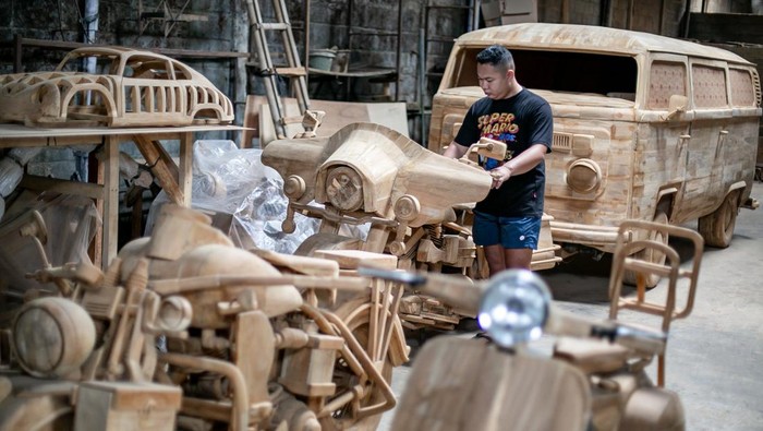 KUR 2026 Fokus ke Sektor Produksi, Target Naik Jadi 62 Persen Perajin menyelesaikan proses akhir pembuatan kerajinan replika mobil dan motor dari kayu di Tetap Jaya Wood Art, Mojosongo, Boyolali, Jawa Tengah, Rabu (22/10/2025). Kementerian Usaha Mikro, Kecil, dan Menengah (UMKM) menargetkan penyaluran Kredit Usaha Rakyat (KUR) sektor produksi pada 2026 sebesar 62 persen menyusul capaian target pada tahun 2025 mencapai 32,5 trilliun atau sebesar 60,5 persen yaitu melampaui target sebesar 60 persen. ANTARA FOTO/Mohammad Ayudha