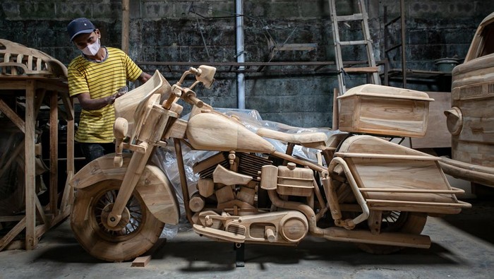 KUR 2026 Fokus ke Sektor Produksi, Target Naik Jadi 62 Persen Perajin menyelesaikan proses akhir pembuatan kerajinan replika mobil dan motor dari kayu di Tetap Jaya Wood Art, Mojosongo, Boyolali, Jawa Tengah, Rabu (22/10/2025). Kementerian Usaha Mikro, Kecil, dan Menengah (UMKM) menargetkan penyaluran Kredit Usaha Rakyat (KUR) sektor produksi pada 2026 sebesar 62 persen menyusul capaian target pada tahun 2025 mencapai 32,5 trilliun atau sebesar 60,5 persen yaitu melampaui target sebesar 60 persen. ANTARA FOTO/Mohammad Ayudha