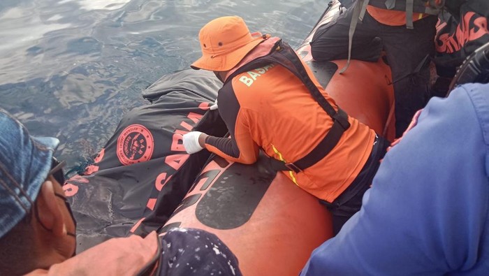Tim SAR Gabungan berhasil menemukan La Onus (51), korban insiden kapal tongkang menabrak longboat di perairan Tampo, Kabupaten Muna, Sulawesi Tenggara (Sultra)