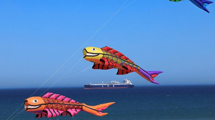 Layang-Layang Hiasi Langit Gaungkan Pesan Kesehatan Mental Kites fly at Dolphin Beach ahead of the Cape Town International Kite Festival, an awareness campaign for World Mental Health Day, where kite enthusiasts gather to fly colourful kites, participate in social activities, and raise funds for mental health support, in Cape Town, South Africa, October 21, 2025. REUTERS/Esa Alexander