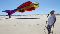 Festival Layang-layang Internasional Cape Town, sebuah kampanye kesadaran untuk Hari Kesehatan Mental Sedunia. Selain menerbangkan layang-layang, para penggemar berpartisipasi dalam kegiatan sosial dan menggalang dana. REUTERS/Esa Alexander