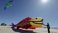 Layang-layang berbentuk ikan raksasa menghiasi langit Cape Town, menarik perhatian pengunjung festival yang membawa pesan kesehatan mental. REUTERS/Esa Alexander