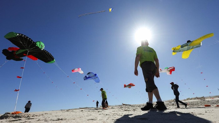 Layang-Layang Hiasi Langit Gaungkan Pesan Kesehatan Mental KitesΒ fly at Dolphin Beach ahead of the CapeΒ TownΒ InternationalΒ KiteΒ Festival, an awareness campaign for World Mental Health Day, whereΒ kiteΒ enthusiasts gather to fly colourfulΒ kites, participate in social activities, and raise funds for mental health support, in CapeΒ Town, South Africa, October 21, 2025. REUTERS/Esa Alexander