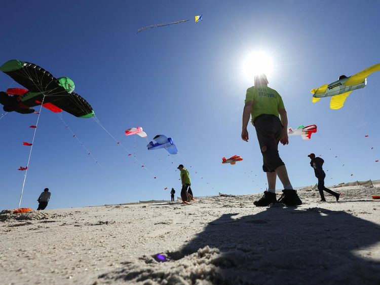 Layang-Layang Hiasi Langit Gaungkan Pesan Kesehatan Mental