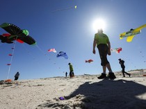 Layang-Layang Hiasi Langit Gaungkan Pesan Kesehatan Mental