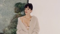Lily Allen Raup Cuan Jual Foto Kaus Kaki Kotor di OnlyFans