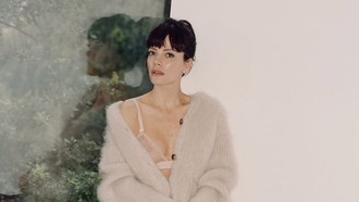 Lily Allen Raup Cuan Jual Foto Kaus Kaki Kotor di OnlyFans