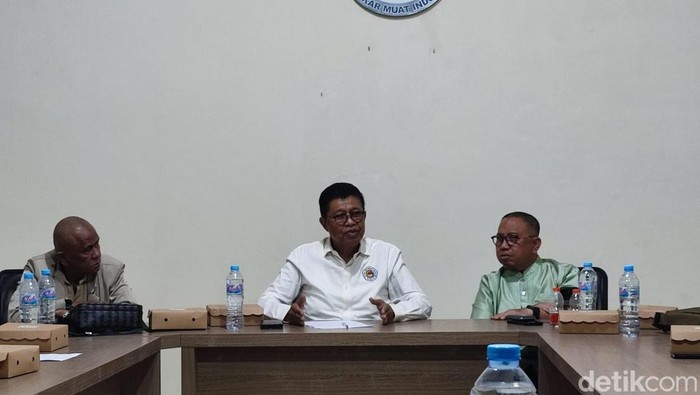 M Kasir Ibrahim saat bersama anggota asosiasi kepelabuhan Kabupaten Gresik