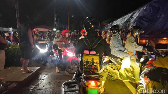 Kondisi kemacetan di Jalur Pantura Demak - Semarang, Rabu (22/10/2025) malam.