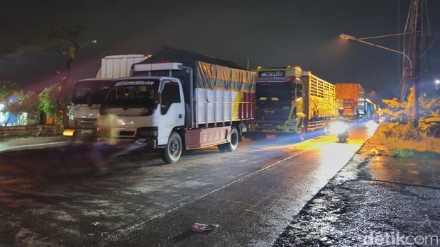 Kondisi kemacetan di Jalur Pantura Demak - Semarang, Rabu (22/10/2025) malam.