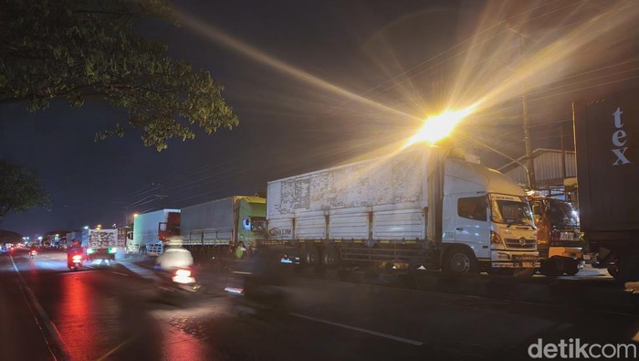Kondisi kemacetan di Jalur Pantura Demak - Semarang, Rabu (22/10/2025) malam.