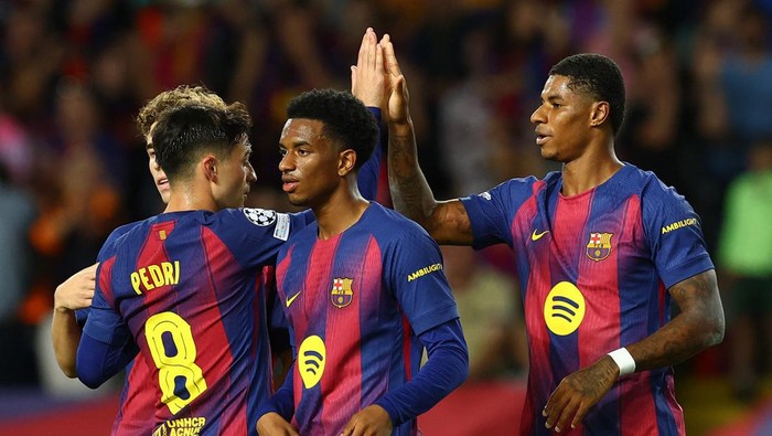 Soccer Football - UEFA Champions League - FC Barcelona v Olympiacos - Estadi Lluis Olimpic Companys, Barcelona, Spain - October 21, 2025 FC Barcelonas Marcus Rashford celebrates scoring their fourth goal with teammates REUTERS/Albert Gea