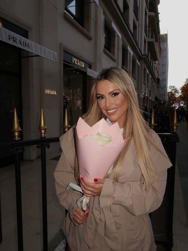 Gosip mengenai hubungan Mbappe dan Maria diperbincangkan dalam acara En Todas las Salsas. Jurnalis Pedro Jota mengatakan jika informasi itu diungkap dari Maria sendiri.   Dia memberi tahu teman-temannya di salon bahwa akhir-akhir ini dia tertarik pada pria kulit hitam,” kata Pedro.