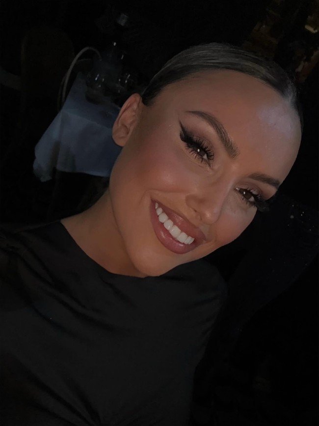   Pedro Jota lebih lanjut mengungkapkan María baru-baru ini terlihat di Paris, kota kelahiran Mbappe, Ia disebut duduk di area yang disediakan khusus untuk kenalan para pemain selama pertandingan sepak bola.   Foto: Instagram @mariabrunn