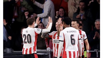 Napoli belum pernah kemasukan lebih dari 6 gol sejak lama, tapi semalam PSV melakukannya. Foto: X.com