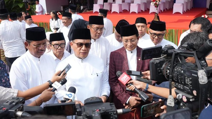 Wamenag Romo Muhammad Syafii (kiri tengah) dan Menag Nasaruddin Umar (kanan tengah) usai Apel Hari Santri di kantor pusat Kemenag, Jakarta, Rabu (22/10/2025).