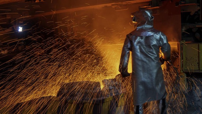 Mengintip Pengelolaan Tambang Nikel di Sulawesi Selatan Pekerja menggunakan pakaian tahan api saat mengeluarkan biji nikel dari tanur dalam proses furnace di smelter PT Vale Indonesia Tbk di Sorowako, Luwu Timur, Sulawesi Selatan, Selasa (21/10/2025). Produksi nikel matte PT Vale Indonedia Tbk pada Semester I-2025 meningkat sebesar dua persen dibandingkan periode yang sama tahun lalu yakni 35.584 ton dan menargetkan produksi nikel matte hingga akhir tahun 2025 mencapai 71.234 ton. ANTARA FOTO/Nova Wahyudi