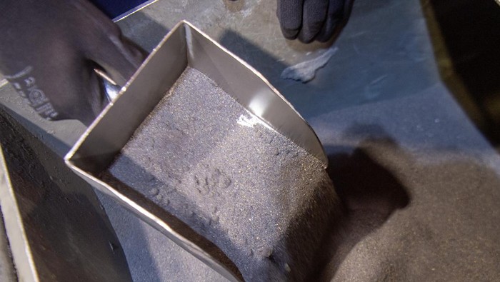 Pekerja menggunakan pakaian tahan api saat mengeluarkan biji nikel dari tanur dalam proses furnace di smelter PT Vale Indonesia Tbk di Sorowako, Luwu Timur, Sulawesi Selatan, Selasa (21/10/2025).  Produksi nikel matte PT Vale Indonedia Tbk pada Semes