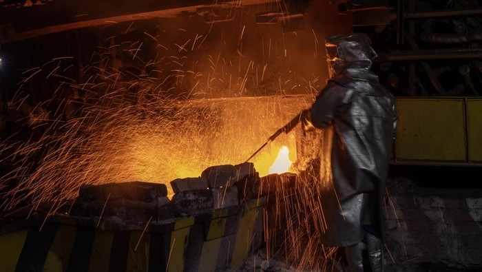 Pekerja menggunakan pakaian tahan api saat mengeluarkan biji nikel dari tanur dalam proses furnace di smelter PT Vale Indonesia Tbk di Sorowako, Luwu Timur, Sulawesi Selatan, Selasa (21/10/2025).  Produksi nikel matte PT Vale Indonedia Tbk pada Semes