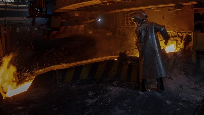 Mengintip Pengelolaan Tambang Nikel di Sulawesi Selatan Pekerja menggunakan pakaian tahan api saat mengeluarkan biji nikel dari tanur dalam proses furnace di smelter PT Vale Indonesia Tbk di Sorowako, Luwu Timur, Sulawesi Selatan, Selasa (21/10/2025). Produksi nikel matte PT Vale Indonedia Tbk pada Semester I-2025 meningkat sebesar dua persen dibandingkan periode yang sama tahun lalu yakni 35.584 ton dan menargetkan produksi nikel matte hingga akhir tahun 2025 mencapai 71.234 ton. ANTARA FOTO/Nova Wahyudi