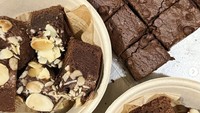 Bakery online di Jakarta ini turut menyediakan brownies. Terlihat brownies-nya diberi topping remahan almond. Foto: Instagram bakengrind_
