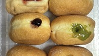 Banyak netizen kemudian curiga karena Bake n Grind benar-benar menawarkan menu layaknya bakery biasa. Bahkan mereka bisa membuat bomboloni yang diklaim bebas gluten, dairy free, dan vegan ini. Foto: Instagram bakengrind_