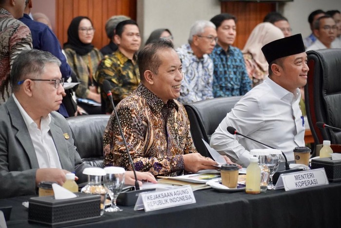 Menteri Koperasi (Menkop) Ferry Juliantono saat menghadiri Rapat Koordinasi Satgas Percepatan Program Strategis Pemerintah (P2SP) yang dipimpin Menteri Koordinator Bidang Perekonomian Airlangga Hartarto, di Jakarta, Rabu (22/10).