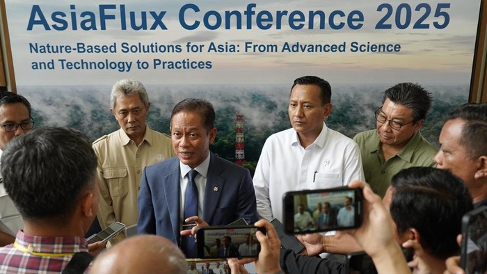 Menteri LH Hanif Faisol Nurofiq saat sedang diwawancarai di sela-sela acara AsiaFlux Conference 2025. (Dok Kemen LH)
