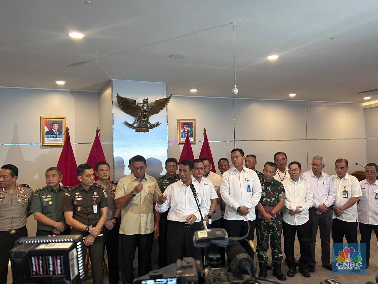 Menteri Pertanian Andi Amran Sulaiman dalam rangka 1 Tahun Kinerja Pembangunan Pertanian pada Pemerintahan Presiden Prabowo Subianto, Kamis (22/10/2025) di gedung Kementan, Jakarta. (CNBC Indonesia/Martyasari Rizky)