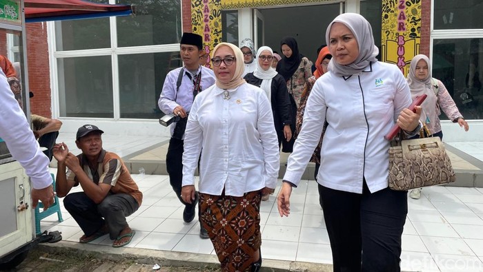Menteri PPPA, Arifah Fauzi saat mengunjungi Cirebon