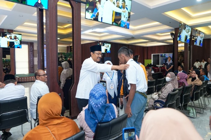 Menteri Sosial Saifullah Yusuf (Gus Ipul) menghadiri acara dialog Kesejahteraan Sosial dan Sekolah Rakyat di Gedung Pelayanan Terpadu Provinsi Kalimantan Barat (Kalbar), Kota Pontianak.