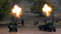 Helikopter tempur dan unit anti-drone dikerahkan untuk mendukung demonstrasi kekuatan sistem artileri CAESAR yang menjadi sorotan acara. Reuters/Manon Cruz